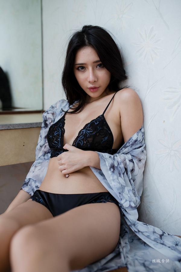 Shen Qi Qi Sexy Hot Bra Picture and Photo