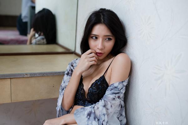 Shen Qi Qi Sexy Hot Bra Picture and Photo