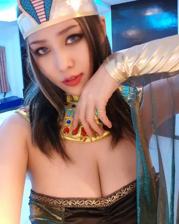 Hong Rong Huge Boobs Picture and Photo
