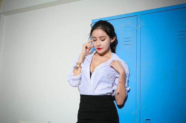 Taiwan Social Celebrity Zhan Ai We《Sexy OL Black Silk and Underwear》Pictures