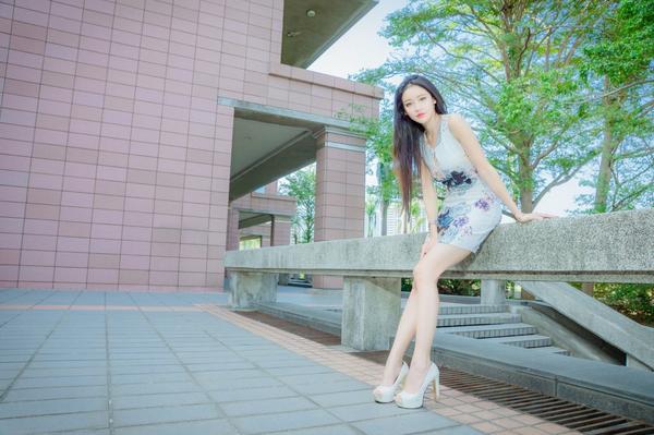 Taiwan Social Celebrity Girl Zhan Ai Wei 《White and Black Goddess on Street》Pictures