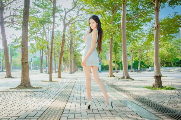Taiwan Social Celebrity Girl Zhan Ai Wei 《White and Black Goddess on Street》Pictures