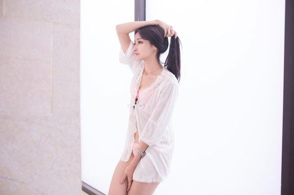 Zhan Ai Wei Beautiful Legs Sexy Hot Picture and Photo