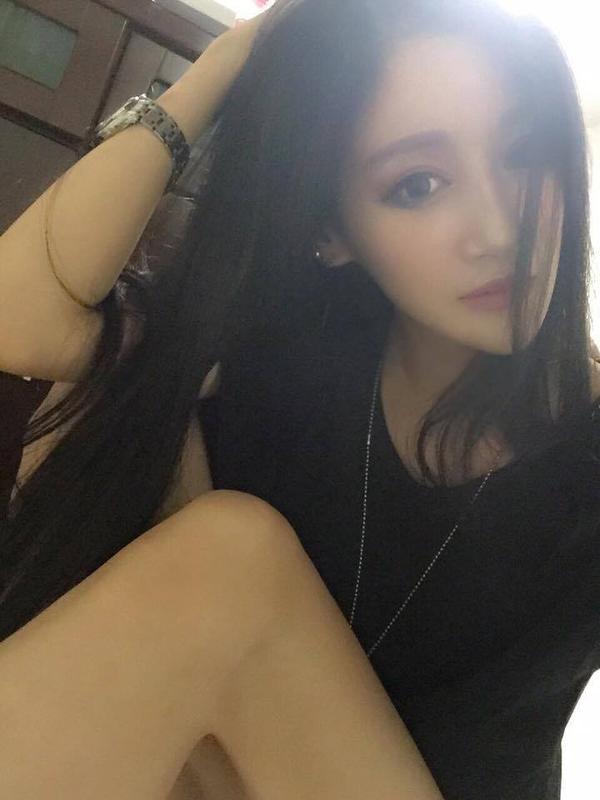 Zhan Ai Wei Beautiful Legs Sexy Hot Picture and Photo