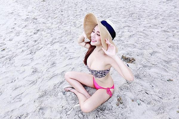 Huang Lin Electric Eyes and Bikini Picture and Photo