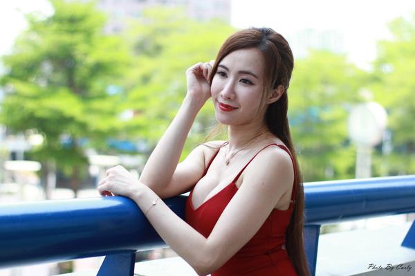 Taiwan Pretty Girl Dora Yan Xi《Kaohsiung Dome~Red Braces Skirt》Pictures