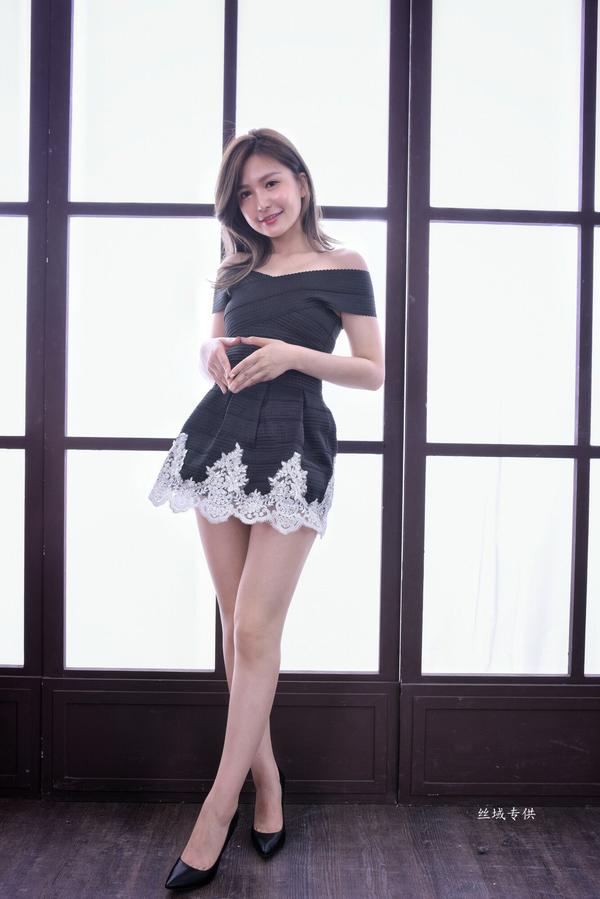 Taiwan Pretty Girl Qiu Ai Chen《Two Beauty Legs Suit》Pictures