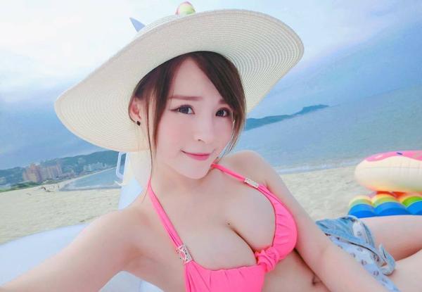 Wu Yuan Yuan Cute Bikini Picture and Photo