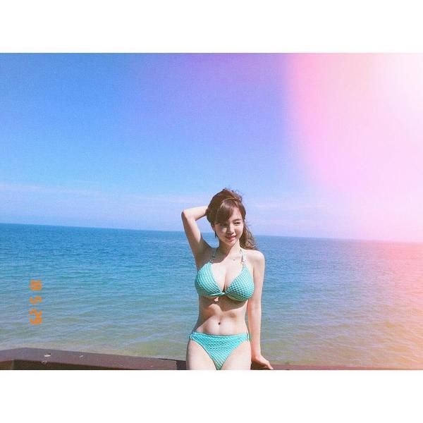 Qiu Han Joanne Cute Bikini Picture and Photo