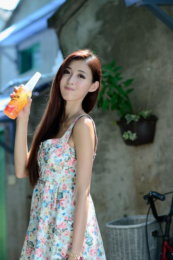 Jin Yun Qiao 《Braces Skirt on Street》Pictures