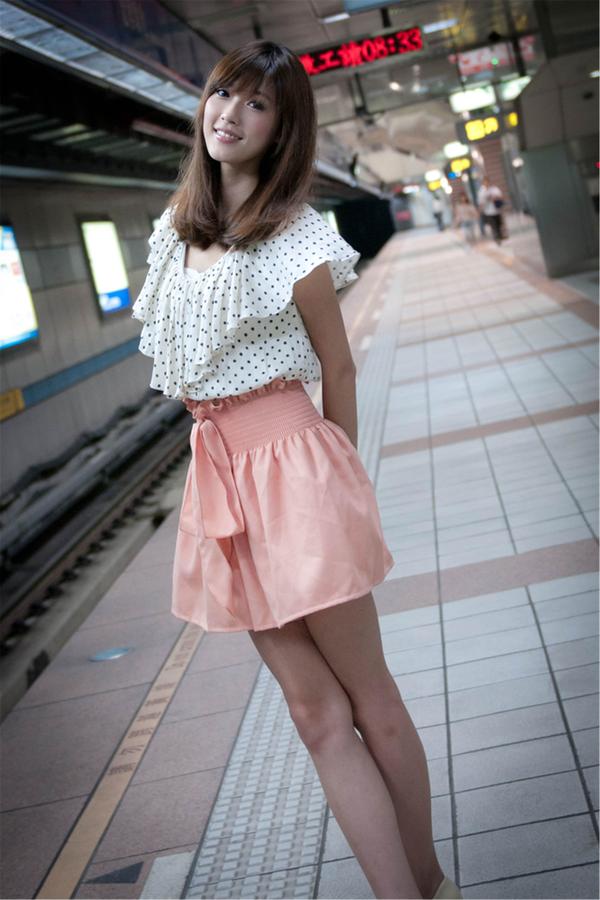 Taiwan Pretty Girl Jin Yun Qiao Outdoor Picture and Photo