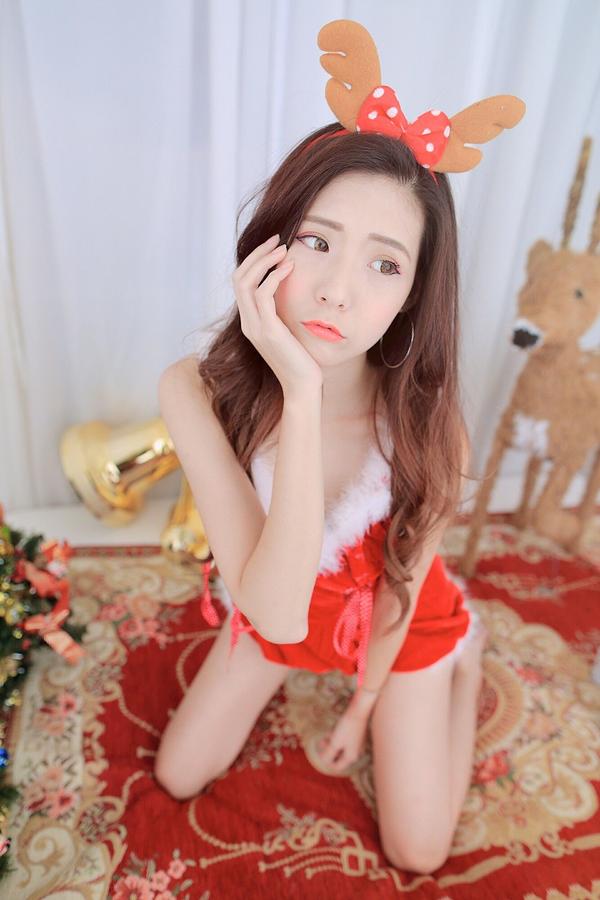Taiwan Goddess Wu Nuo Christmas Photographic in Shed Pictures