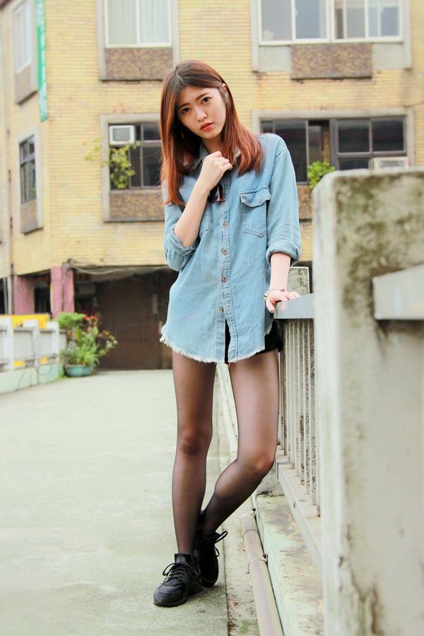 Huang Pin Xuan Beautiful Legs Picture and Photo