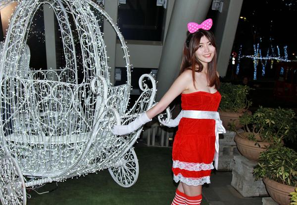 Taiwan Social Celebrity Huang Pin Xuan 《Banqiao Christmas City》Photographic