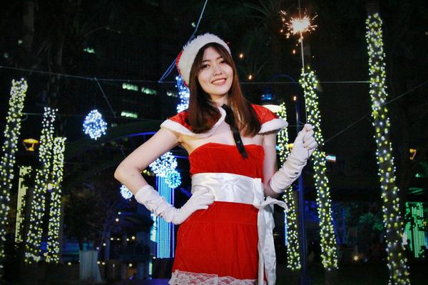 Taiwan Social Celebrity Huang Pin Xuan 《Banqiao Christmas City》Photographic