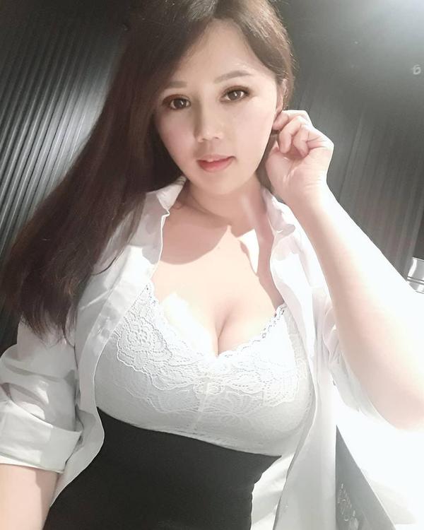 Zhang Weiwei Huge Boobs Bra Picture and Photo