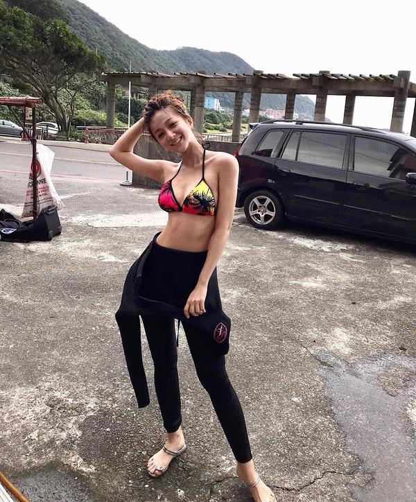 Annie Jiang Swimming Pool Bikini Picture and Photo