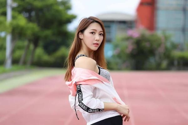 Peng Xuan Beautiful Legs Picture and Photo