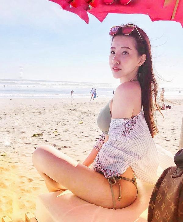 Mi Xiao Mi Big Boobs Beautiful Legs Picture and Photo
