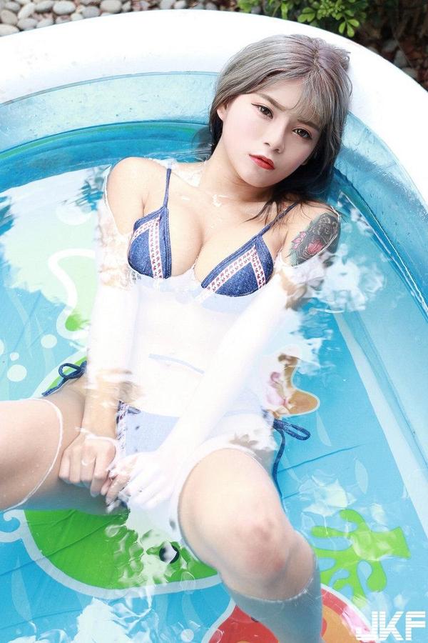 Rong Rong Swimming Pool Bikini Picture and Photo