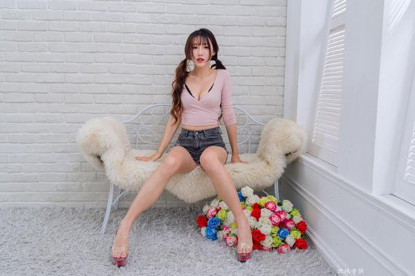 Taiwan Pretty Girl Katie Chiu Beautiful Legs Picture and Photo