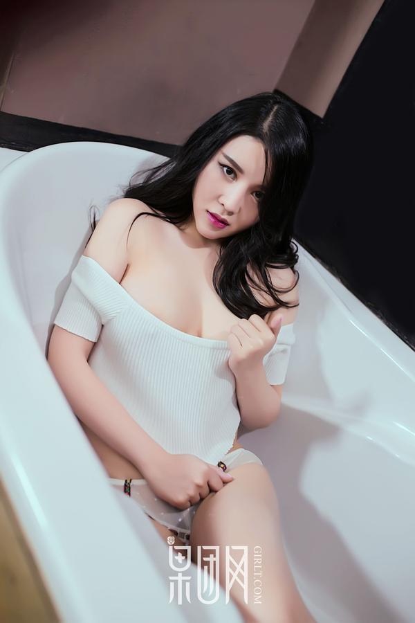 [果团网Girlt] Hot Woman SukkiQ Seduce You In Bathroom