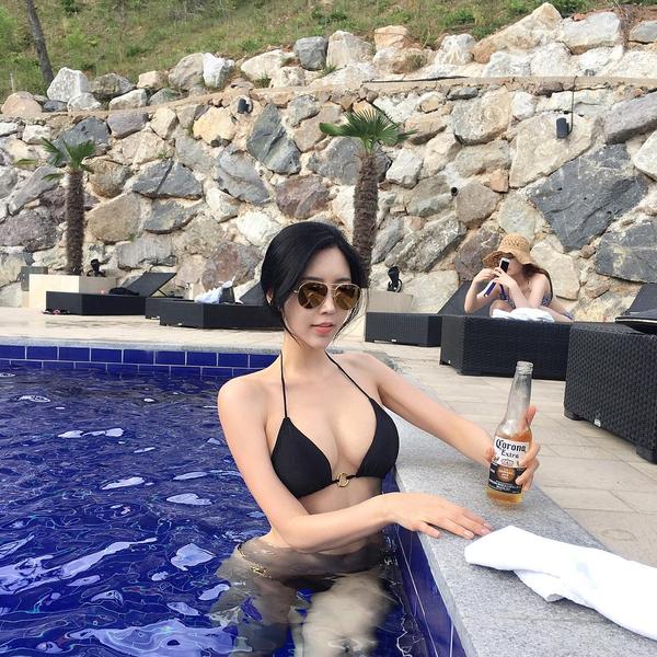 Choi Somi Swimming Pool Bikini Picture and Photo