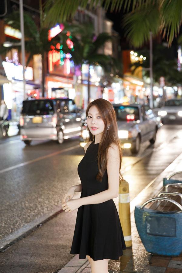 Kim Min Young Street Legs Picture and Photo 2