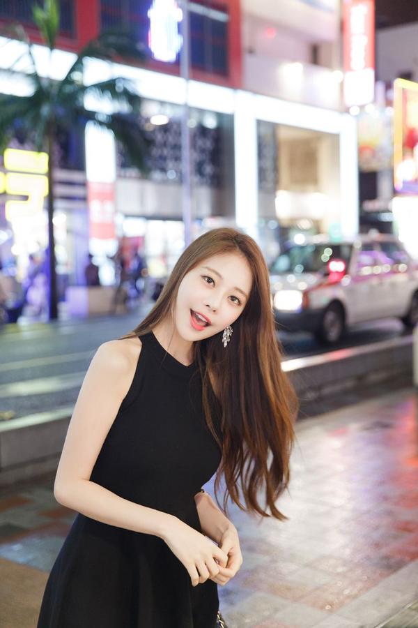 Kim Min Young Street Legs Picture and Photo 2