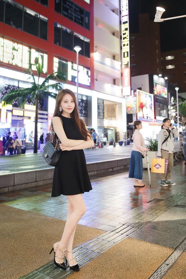 Kim Min Young Street Legs Picture and Photo 2