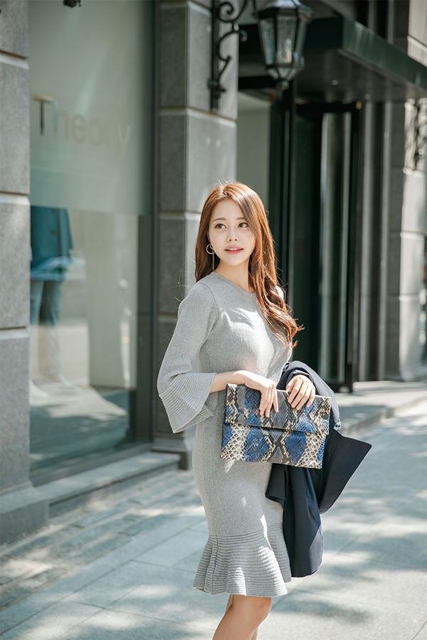 Kim Min Young Street Legs Picture and Photo 1