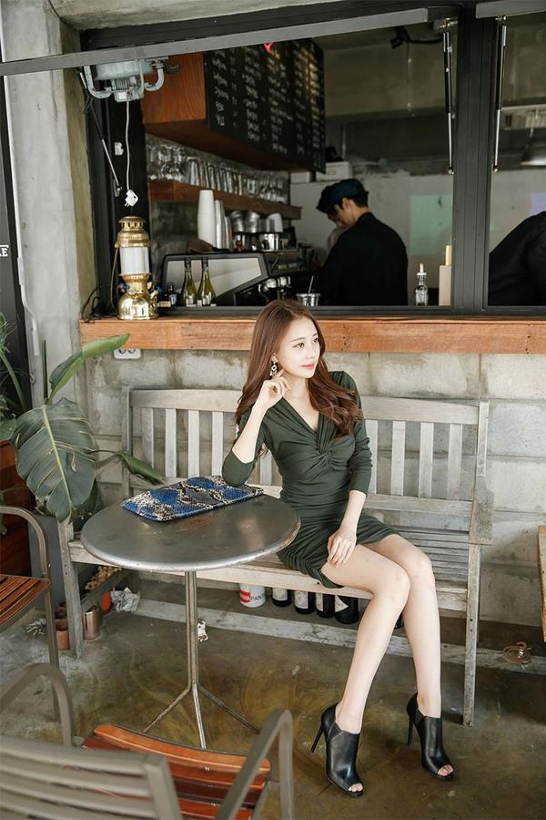 Kim Min Young Street Legs Picture and Photo 1