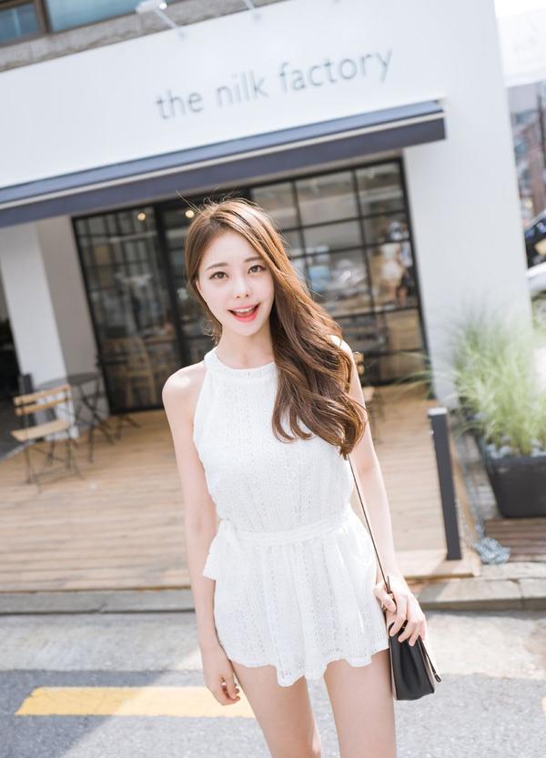 Kim Min Young Street Legs Picture and Photo 1