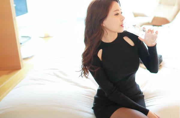 Kim Min Young Black Lace and Legs Picture and Photo 4