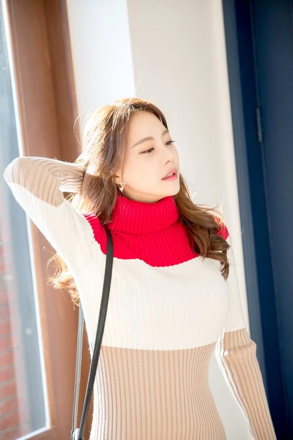 Kim Min Young Black Lace and Legs Picture and Photo 2