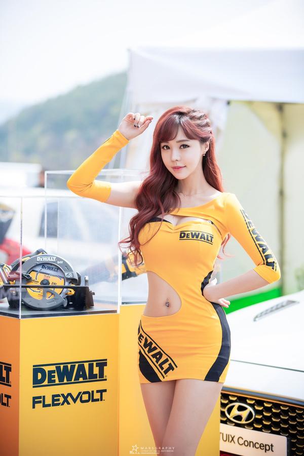 Seo Jin Ah Hot Car Model Picture and Photo