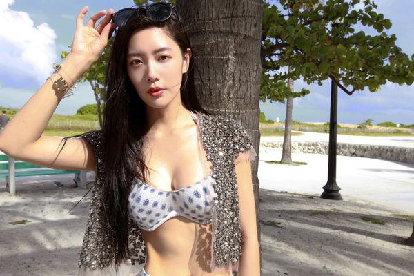 Clara Lee Beautiful Legs Hot Bikini Picture and Photo