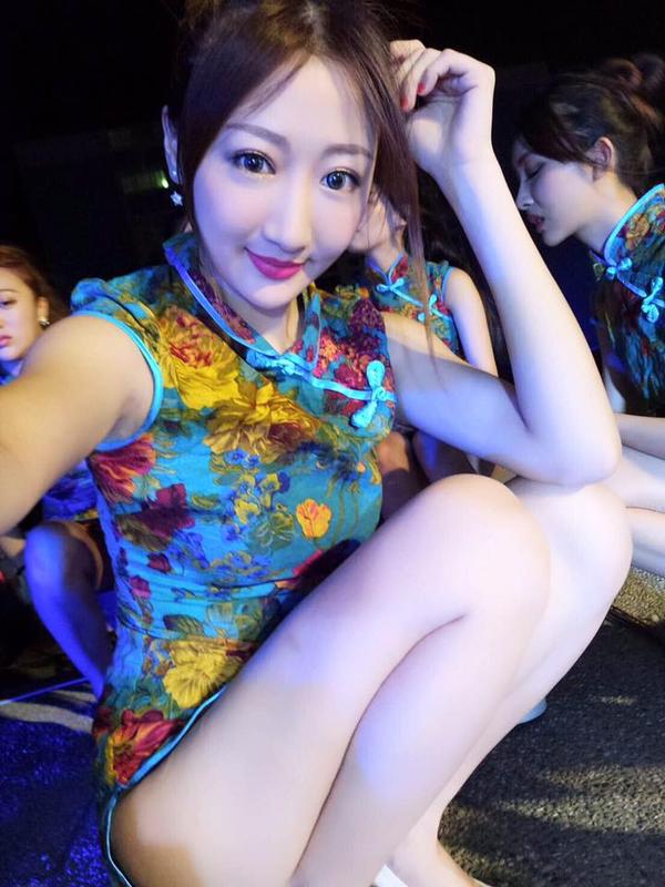 Minnie Ni Ni Beautiful Legs Cute Picture and Photo