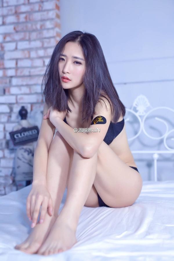 Zhou Yan Lin Beautiful Legs Picture and Photo