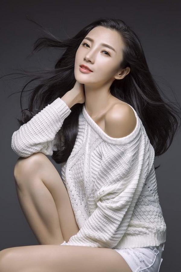 Zhang Jia Yi Beautiful Legs Sexy Picture and Photo