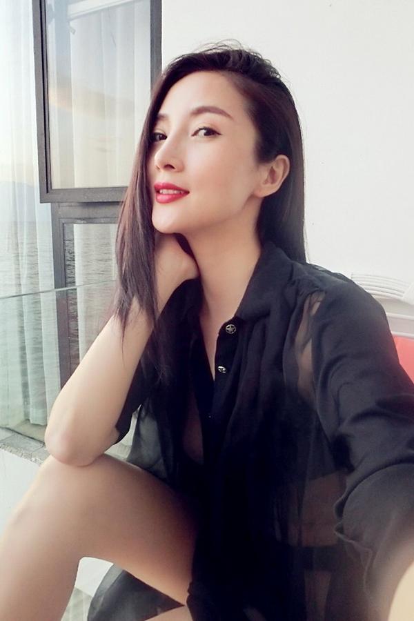 Zhang Jia Yi Beautiful Legs Sexy Picture and Photo