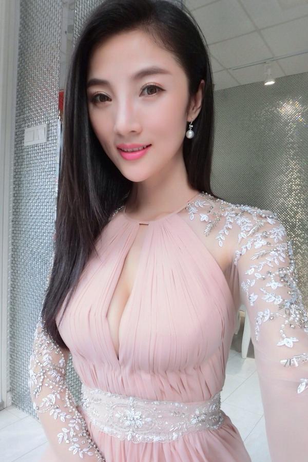 Zhang Jia Yi Beautiful Legs Sexy Picture and Photo