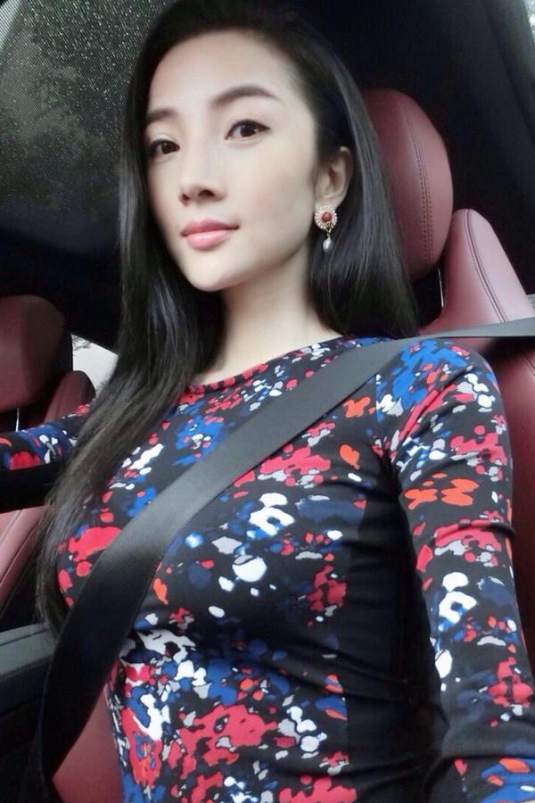 Zhang Jia Yi Beautiful Legs Sexy Picture and Photo