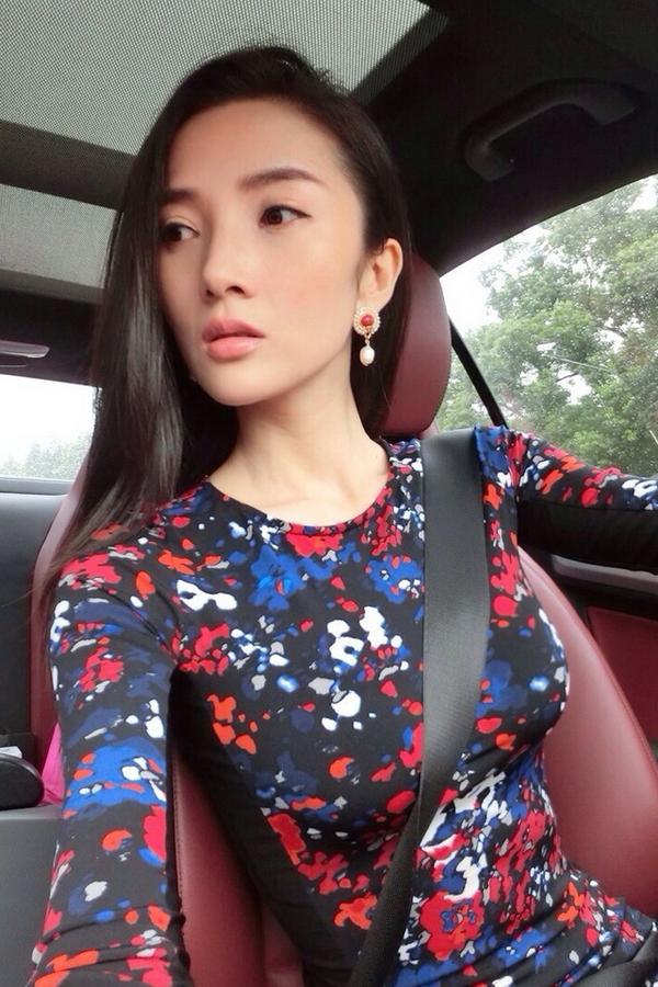 Zhang Jia Yi Beautiful Legs Sexy Picture and Photo