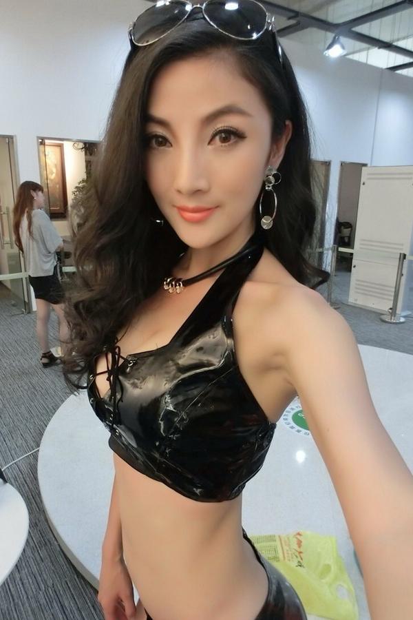 Zhang Jia Yi Beautiful Legs Sexy Picture and Photo