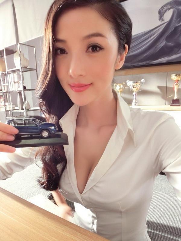 Zhang Jia Yi Beautiful Legs Sexy Picture and Photo