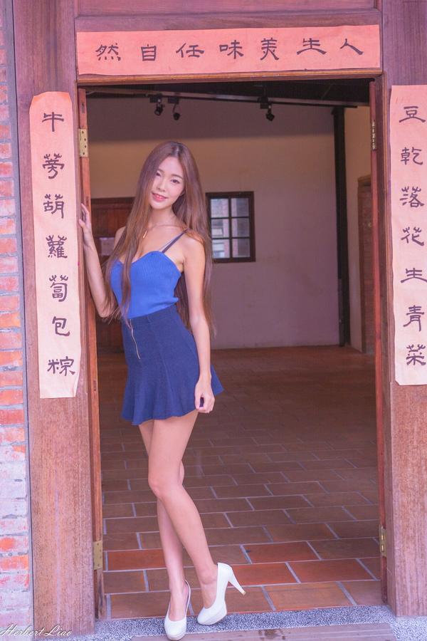 Taiwan Pretty Girl Huang Shang Yan《Skinned Miniskirt Outside》