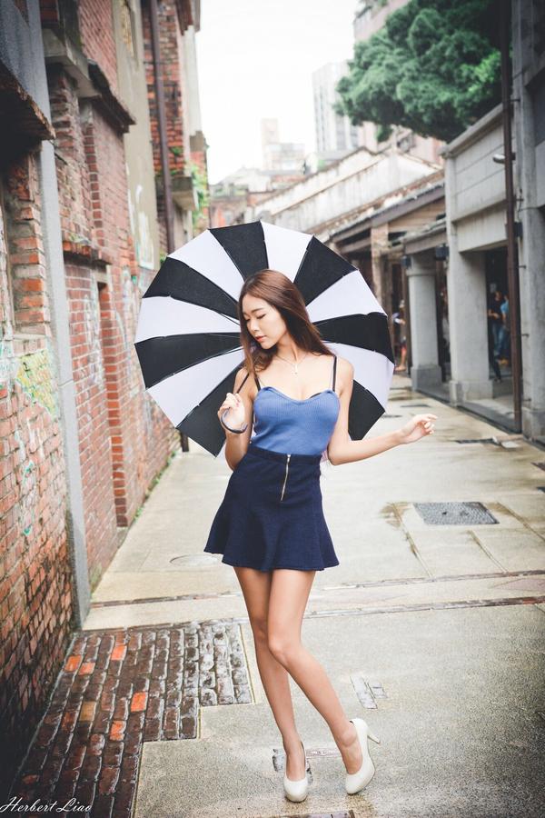 Taiwan Pretty Girl Huang Shang Yan《Skinned Miniskirt Outside》