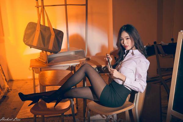 Taiwan Pretty Girl Huang Shang Yan《Black Silk Teacher》