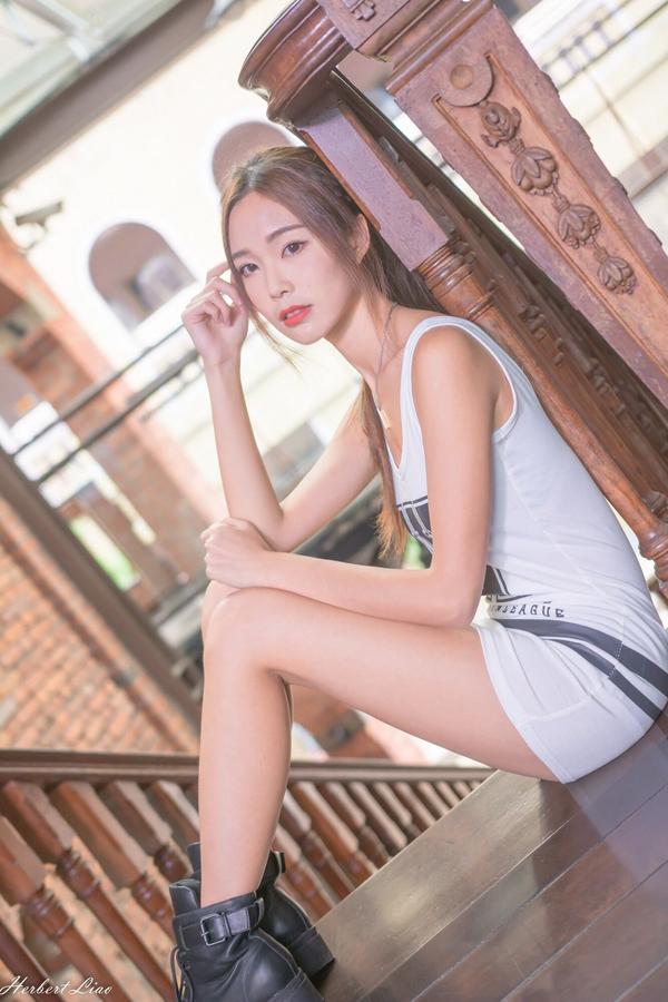 Huang Shang Yan Slim Beautiful Legs Picture and Photo